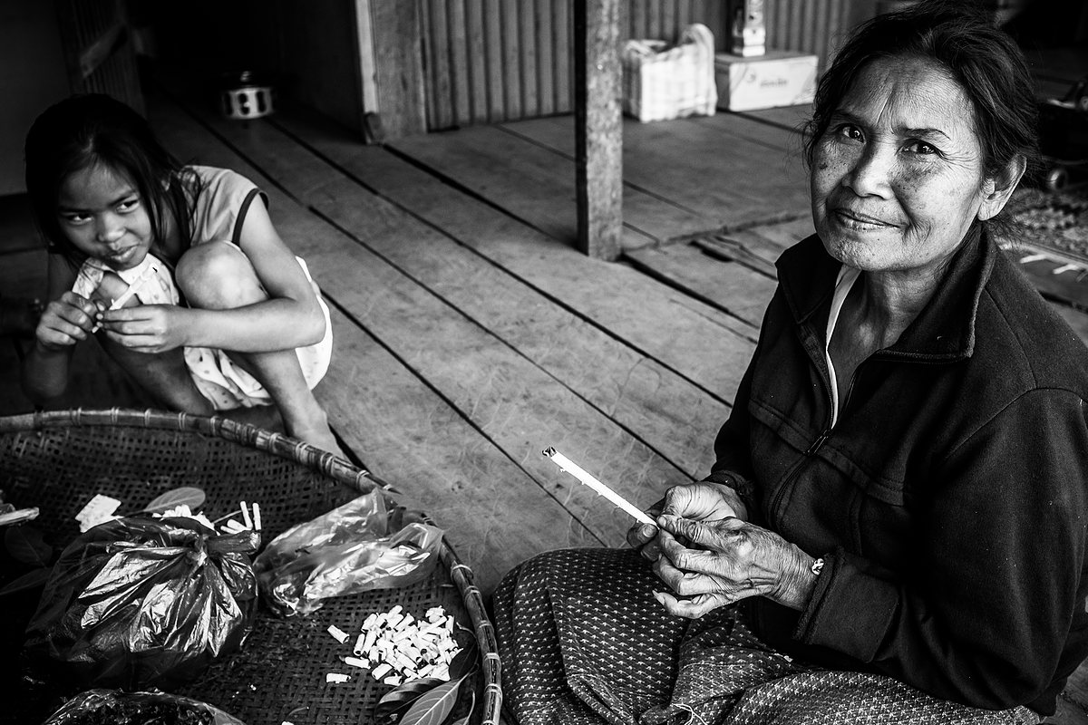Okolice Salavan, skręcalnia papierosów (Laos 2015)